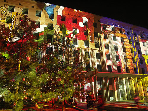 T-Com székház fénnyel festve