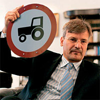 traktorral behajtani tilos tábla Demszky Gábor kezében