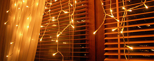 karácsonyi fények az ablakban