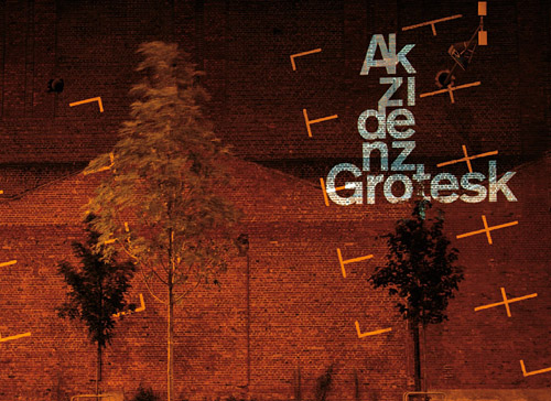 Tobias Battenberg Akzidenz grotesk betűket vetített az éjszakai városban