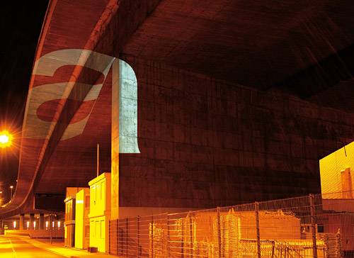 Tobias Battenberg Akzidenz grotesk betűket vetített az éjszakai városban